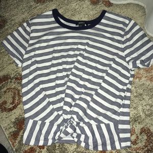 Boyfriend T knotted crop top